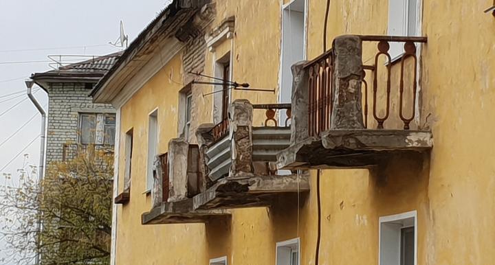 Кто должен ремонтировать в Ухте разрушающийся балкон