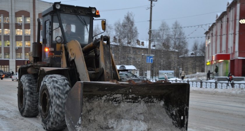 В Ухте круглосуточно чистят тротуары и дороги от снега