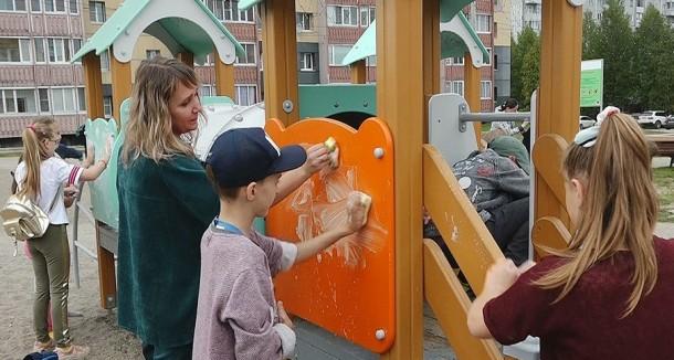 Жители Сосногорска провели антивандальный субботник