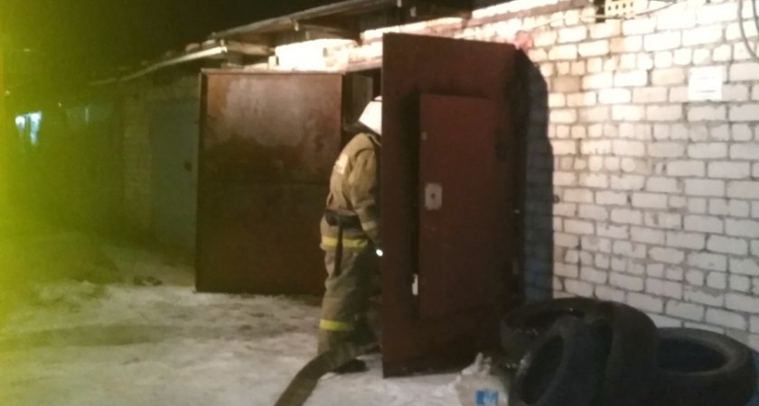 В Ухте сгорел гараж и автомобиль в нем