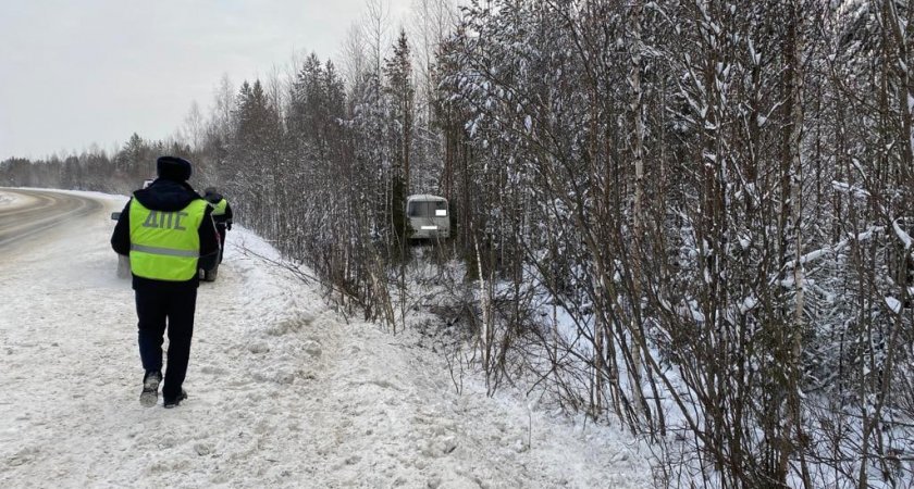 В Ухте пассажирский автобус вылетел в кювет