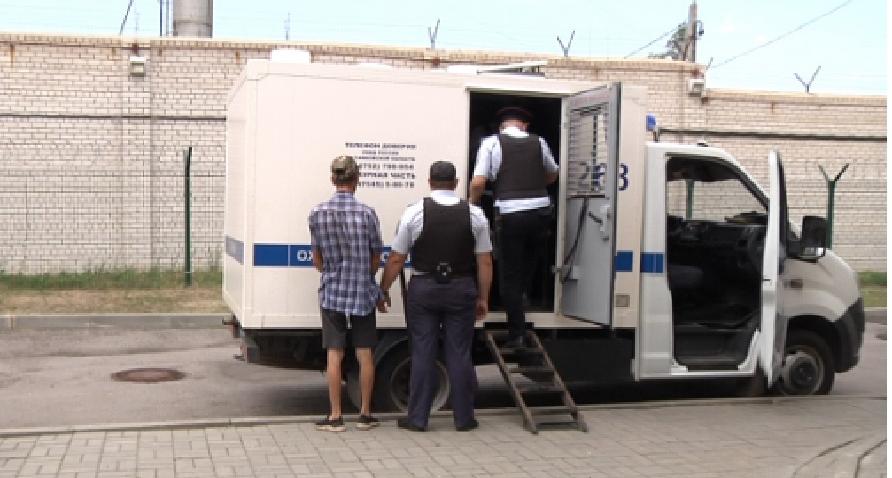 "Он приставил к груди дедушки нож": какое наказание вынесли молодому преступнику