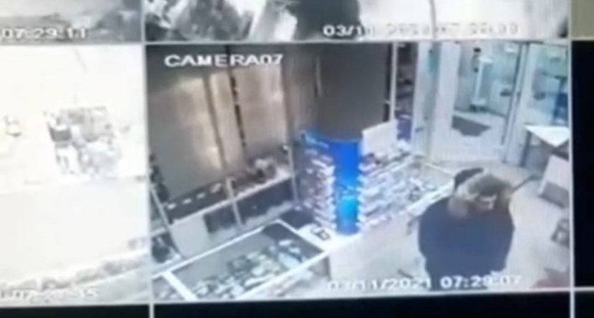 В Коми мужчина напал с молотком на покупателя магазина