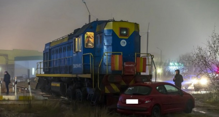 В Коми поезд протаранил легковой автомобиль
