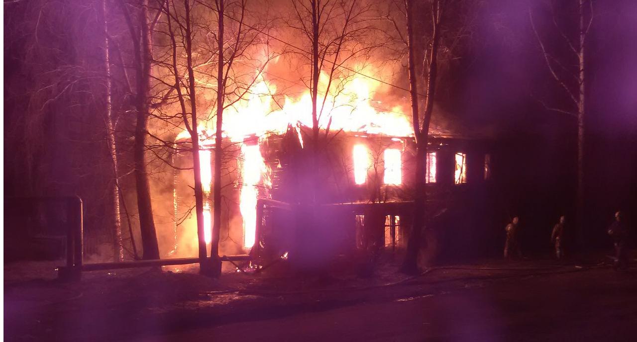 "Череда неприятностей": за один день на Яреге сгорел дом и машина