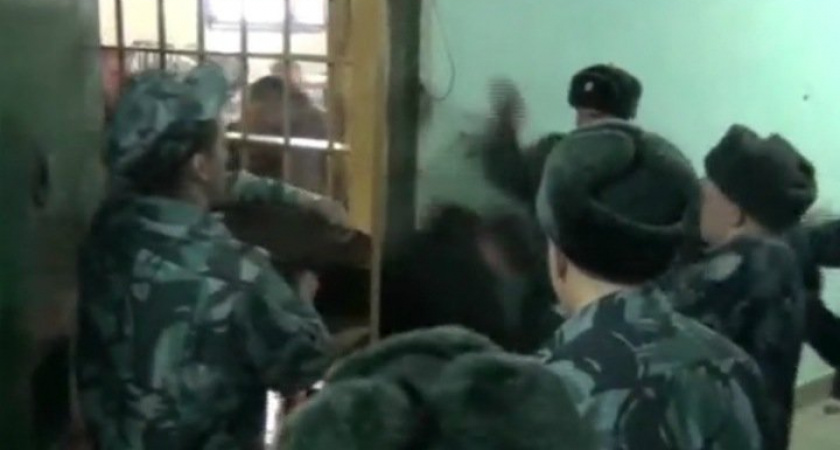 "Сломал ребра и вывихнул руку": В Коми экс-начальник колонии издевался над заключенным