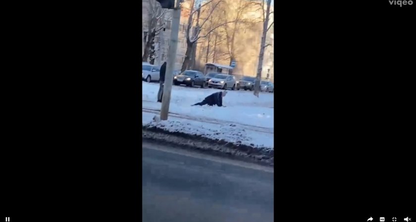 В Коми молодой человек повалил в сугроб пенсионера