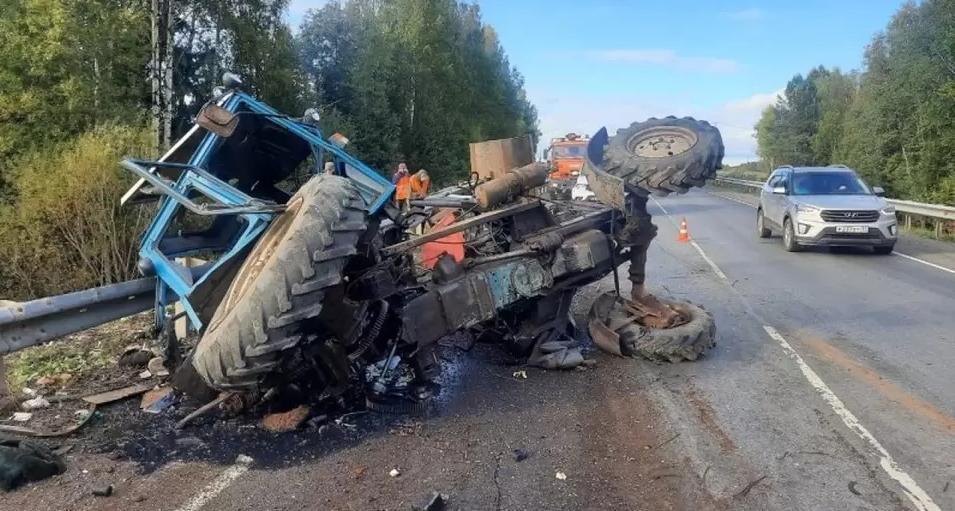 В Коми произошла ужасающая авария с участием трактора и КамАЗа