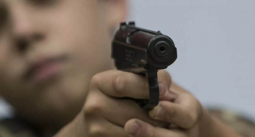 В Коми девятиклассник пронес в школу пистолет и выстрелил в семиклассника