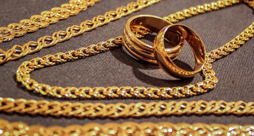 Ухтинка украла забытые в примерочной золотые украшения