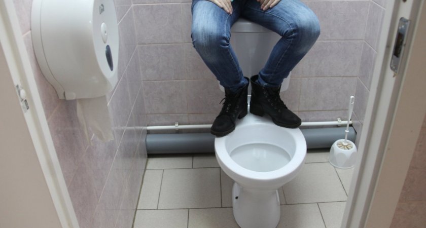 «Отложите смартфон»: врачи рассказали, что будет, если долго сидеть в туалете