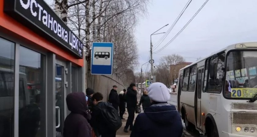В Сыктывкаре автобусная остановка с подогревом и Wi-Fi "не пускает" жителей