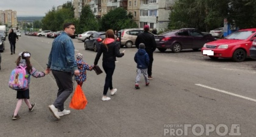 «Острожно – скомби»!: в России запретят переходить дорогу с телефоном в руках