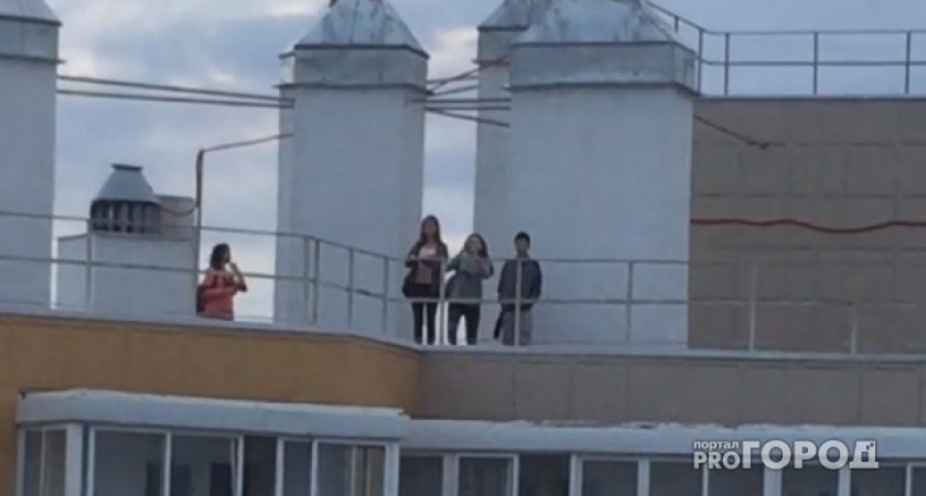 В Коми восемь подростков свободно гуляли по крыше многоэтажки