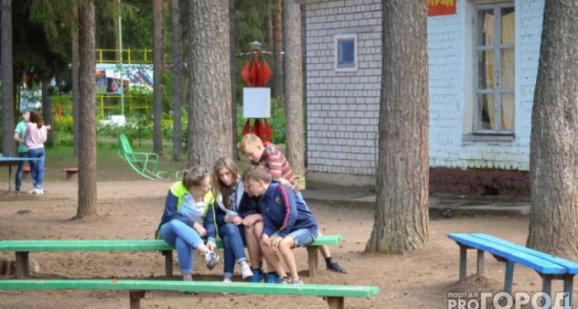 В Коми родители могут записать детей в лагерь через Госуслуги