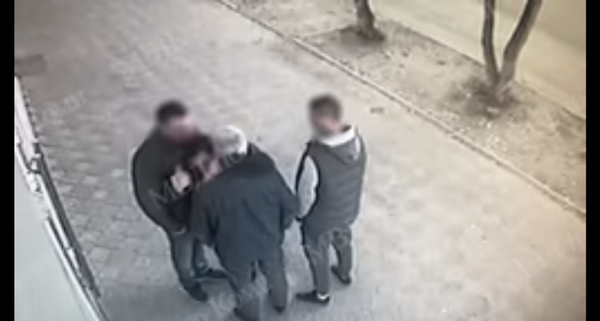 Житель Коми обнял мужчину, а потом за ним пришли полицейские 