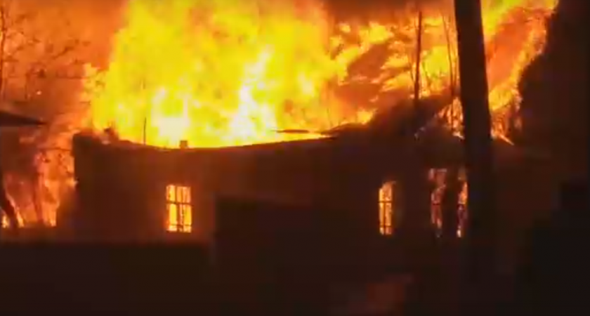 В поселке в Коми обгорели три дома и дача