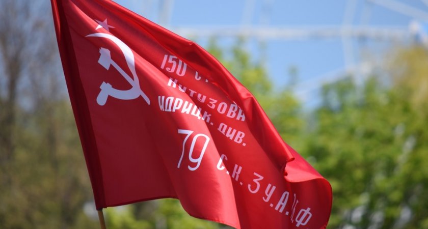 В Госдуме предложили изменить российский флаг