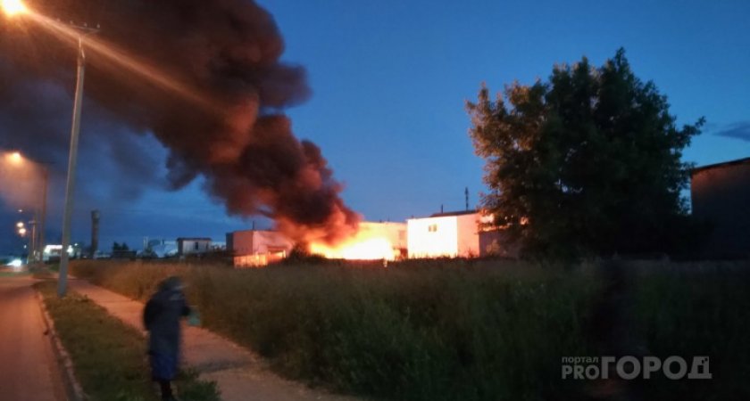 В Ухте пожар вездехода заставил эвакуироваться из гаража 10 человек