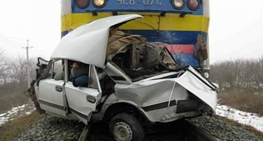 В Коми автомобилист нарушил правило переезда и столкнулся с локомотивом