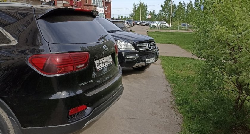 СтопХам": наглые автомобилисты в Ухте мешают жителям