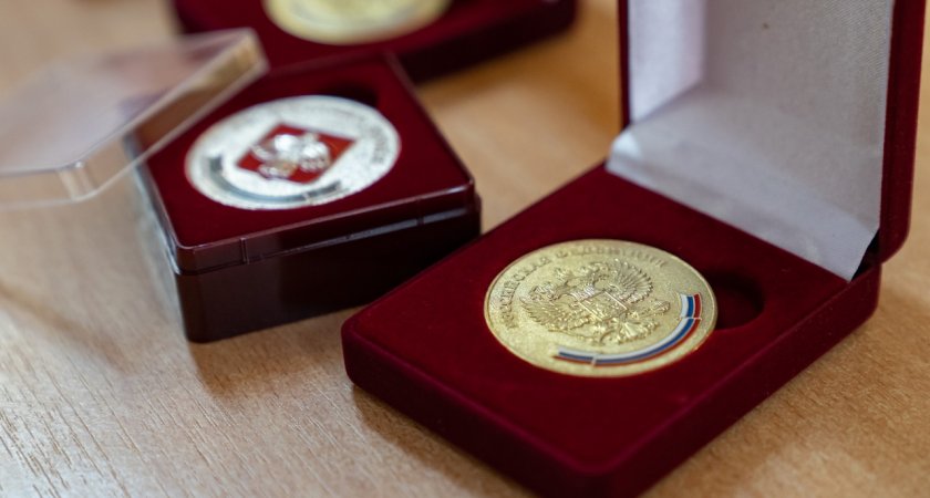 Минпросвещения Коми напомнило о правилах выдачи медалей «За особые успехи в учении»