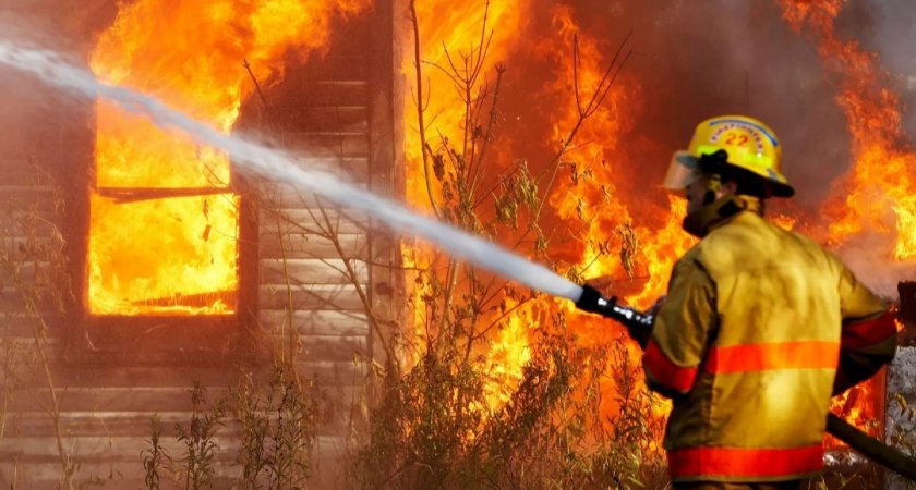Из-за выходки школьника в Коми сгорел целый дом