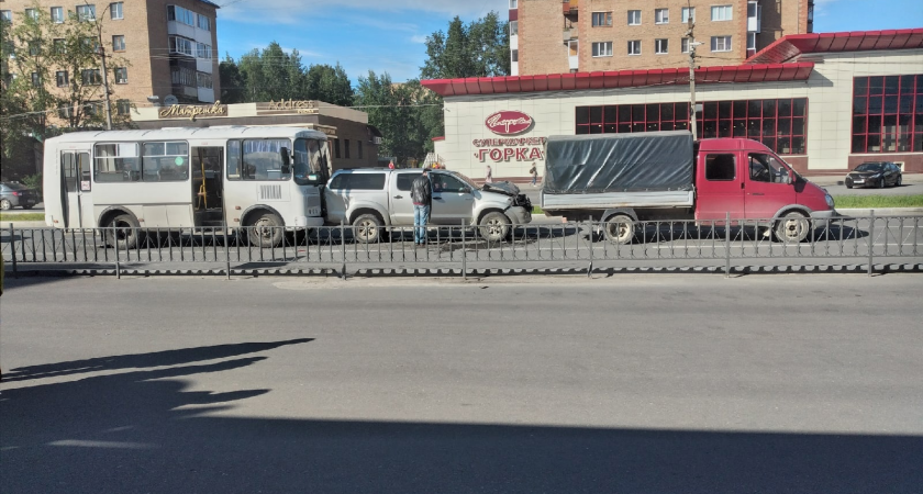 В Ухте около перекрестка Ленина-Космонавтов столкнулись три автомобиля 