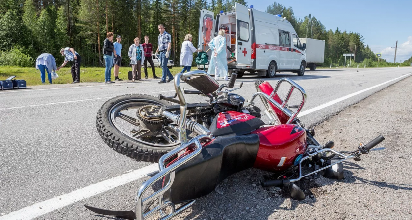В Коми от серьезных травм в ДТП подростка спас мотоциклетный шлем 