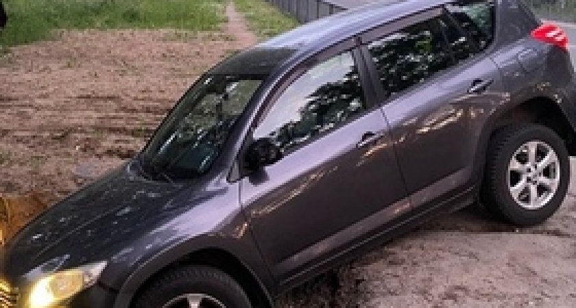 «Дорога в ад»: в Коми автомобиль «ушел в землю»