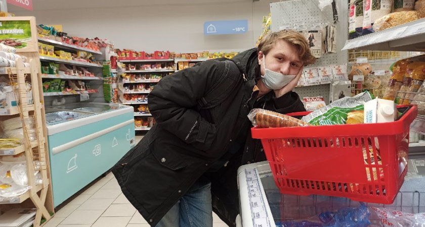 Малоимущим россиянам будут отдавать продукты с истекающим сроком годности 