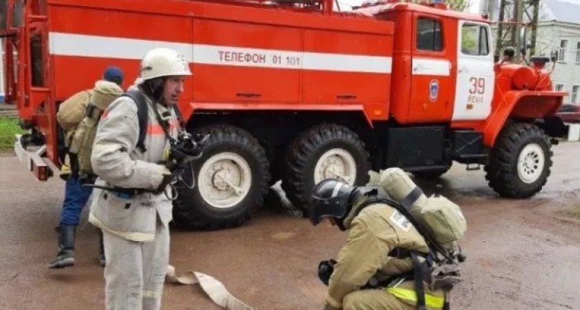 В Ухте из-за пожара в многоэтажке были эвакуированы 35 человек