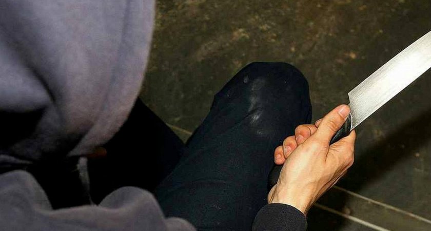 В Коми мужчина избил свою возлюбленную, а затем нанес удар ножом в живот