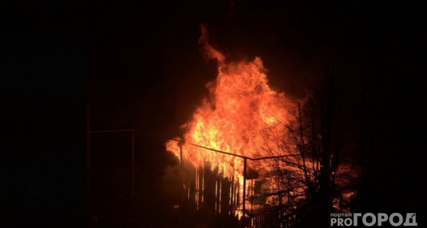 В Коми пожарные вытащили мужчину «из огня»