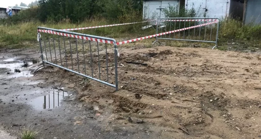 Фото к статье: В Ухте на улице Куратова нефть снова "лезет вверх"