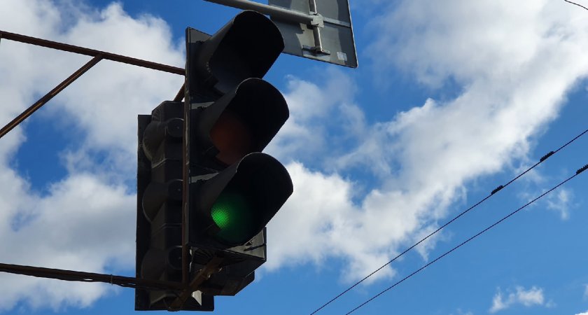 В Ухте водитель спецмашины оказался виноват за проезд на красный сигнал светофора