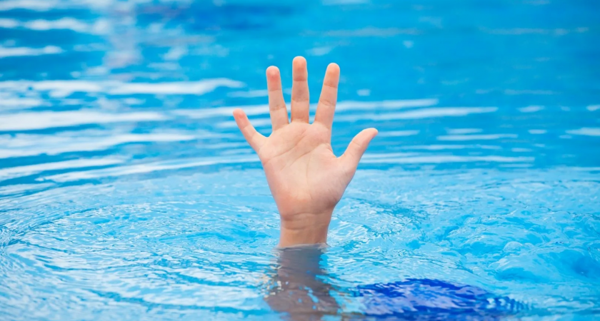 Двенадцатилетний подросток скончался во время плаванья в бассейне 