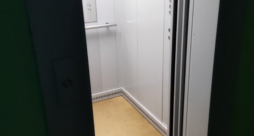 В Коми кабина лифта захлопнулась с 1,5-годовалой девочкой внутри