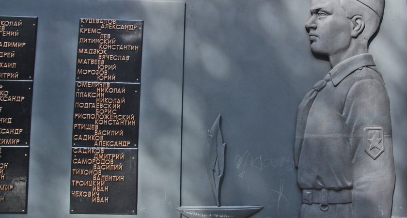 В Ухте неизвестные "накалякали надписи" на мемориале в детском парке
