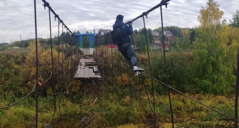 Следователи заинтересовались разрушенным пешеходным мостом в Усть-Ухте