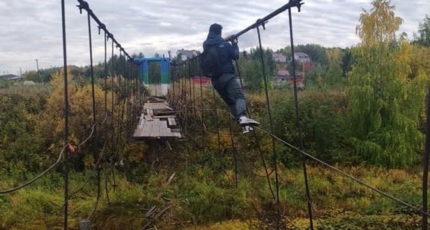 С моста в Усть-Ухте сорвались два человека