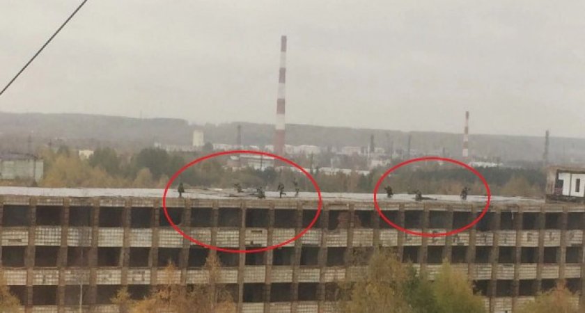 “Кто эти люди с оружием”: ухтинцев насторожили перемещения на крыше бывшего здания ГАИ