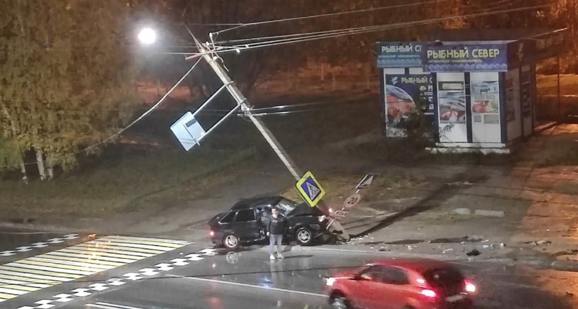 В Ухте водитель машины ВАЗ сбил дорожный знак и опору ЛЭП