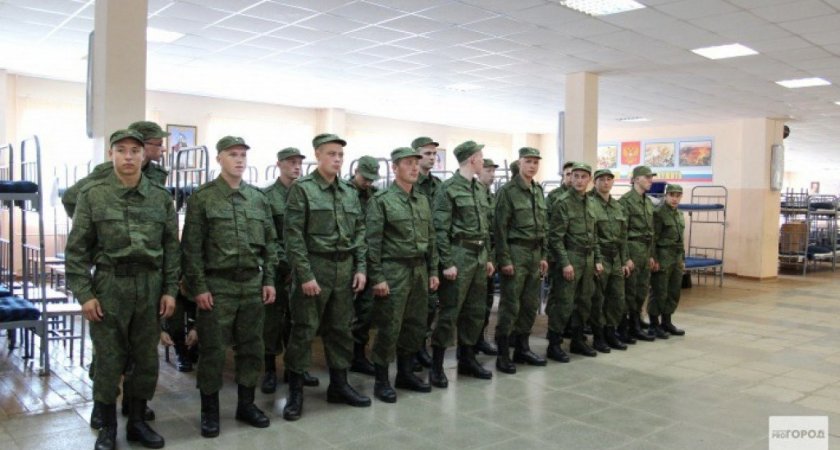 В России хотят вернуть службу в армии больше года 