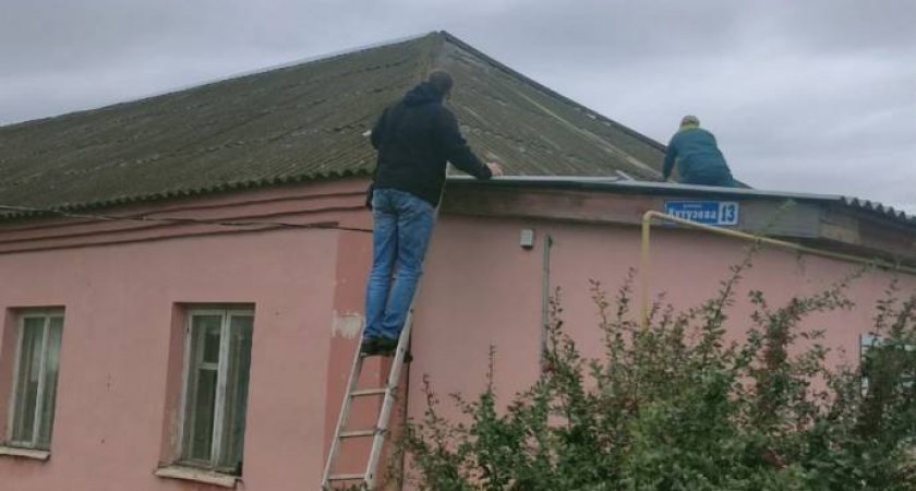 Пожилой ухтинке пришлось самостоятельно ремонтировать крышу дома