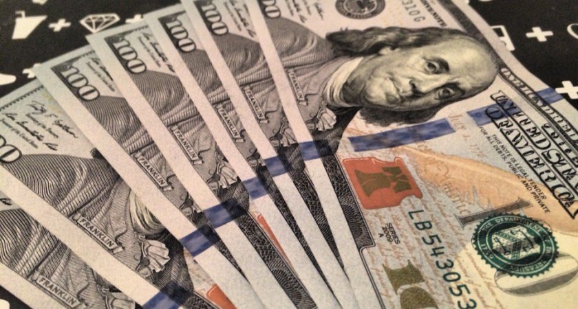Банковский аналитик рассказал, как может измениться курс рубля к доллару и евро