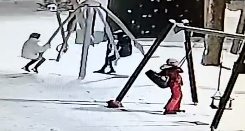 В Ухте две девушки  случайно превратили детский парк в руины