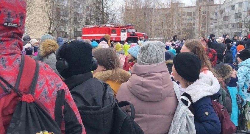 "Срочно покинуть помещение": В одном из городов Коми началась волна эвакуаций из школ