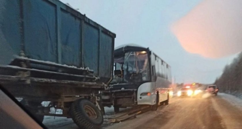 На трассе Ухта – Ярега автобус с пассажирами попал в серьезную аварию