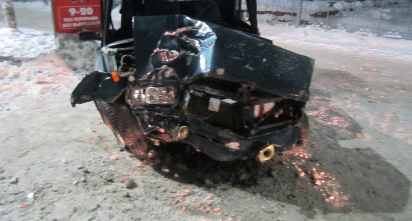 В Ухте ВАЗ столкнулся со Skoda, а затем влетел в дерево